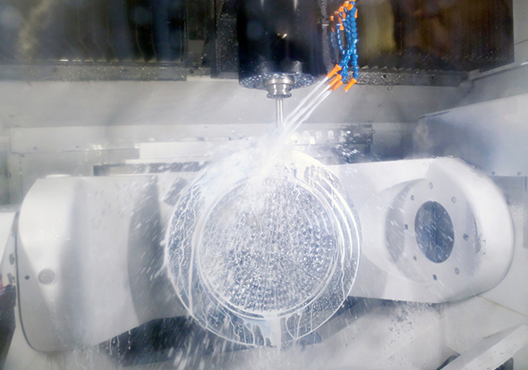 ワンチャッキングで複雑形状の多面加工が、仕上げに至るまで一気通貫で完結