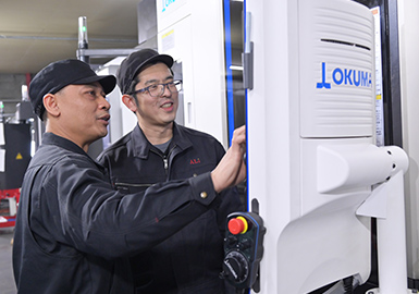 12名の外国籍オペレータにも「OSP-P500」は操作しやすいと好評で、「5軸機で複雑な加工にチャレンジしたい」という声が寄せられている