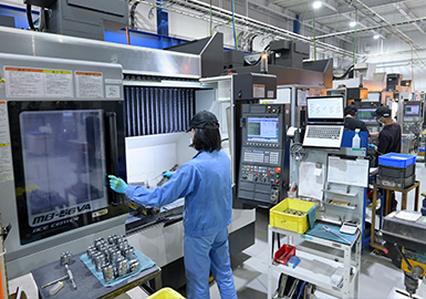 2024年に竣工した第三製造工場（切削加工）では、オークマの旋盤7台、マシニングセンタ7台、5軸加工機1台が稼働中