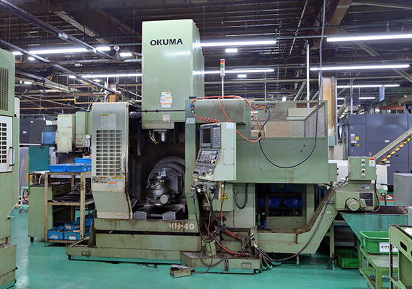 25年以上稼働してきた多面加工立形マシニングセンタ「VH-40」。高い剛性と5軸制御技術が評価され、その後継機「MU-4000V-L」が選ばれる決め手の一つとなった