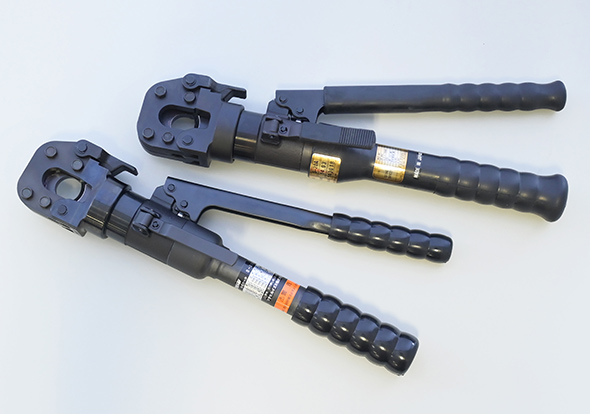 電線の切断などに使う油圧式手動カッタ。刃のキレ味、小型ながら大きな力を安定して発揮する油圧作動など同社の技術が凝縮された電設工具