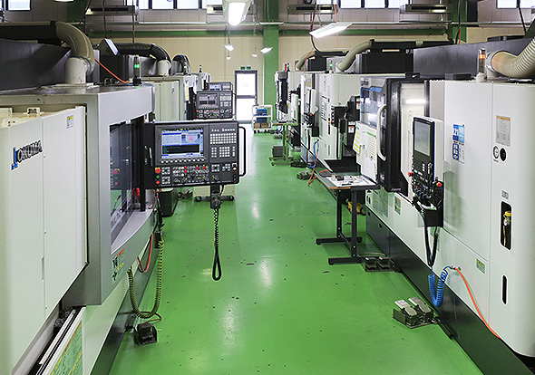 MULTUS B300Ⅱが6台並ぶ。すべて対向主軸仕様機で工程集約を極めた工場