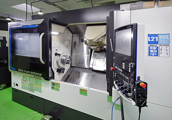 「L21」の文字は21台目の導入機を示す。導入初号機は現在も稼働中で難削材の高精度加工におけるオークマ機の高い剛性と長期間の精度安定性の高さを証明している。
