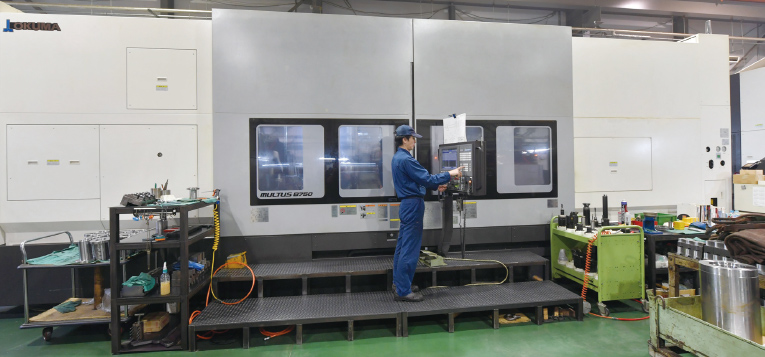 智能化复合加工中心“ MULTUS B750”在工厂中有着压倒性的存在感。在加工长度为3,000至4,000mm的工件时，“Machining Navi”的使用是不可或缺的。