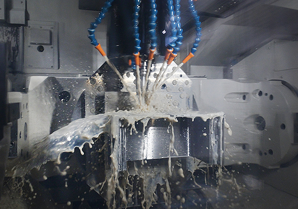 The high rigidity trunnion table enables inclined-surface and backside machining to be done in a single-chucking operation.