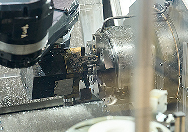 After completing machining on the sub spindle, the ARMROID unloads the workpiece.