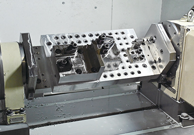 It is effective in machining cast parts with complicated shapes and from many different angles.