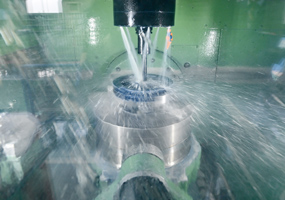 Highly accurate 5-axis control with a trunnion table for process-intensive machining of shaft holes and tapping operations.