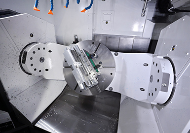 Machining chamber with excellent visibility for easy monitoring of the machining process, including the movements of the workpiece and tools