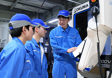 An easy-to-operate CNC lowers the barriers to 5-axis machining, even for inexperienced young staff