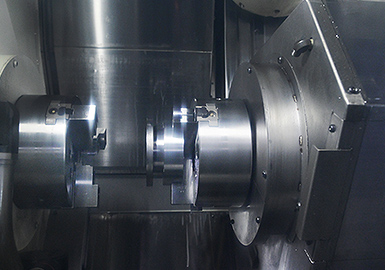 Workpieces are automatically transferred from the main spindle to the sub spindle. A single machine can produce finished products, eliminating work-in-progress workpieces.