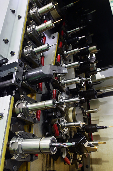 The 60-tool ATC magazine allows selection of optimal tools for each machining process. All six MULTUS B300Ⅱ machines on the production line are equipped with 60-tool ATCs.
