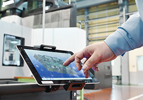 The dedicated iPad displays 3-dimension modeling data to allow the operator to check detailed instructions on machining