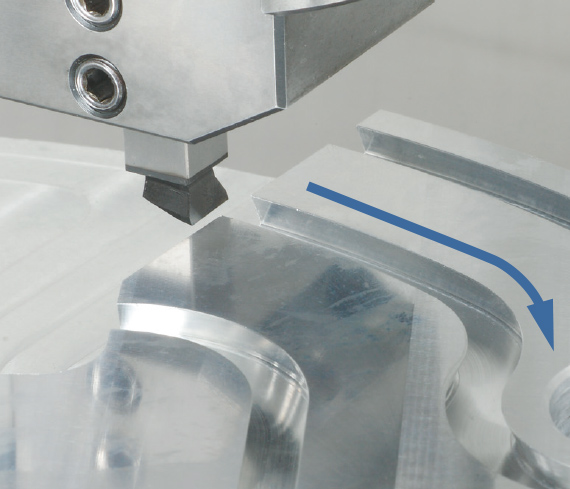 Tool edge angle controlled in a curving groove