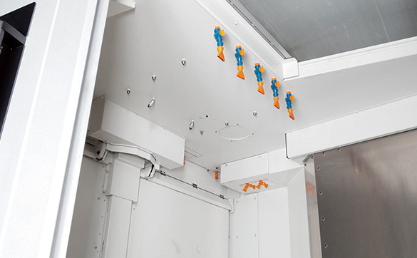 Preventing accumulation of chips with a flat in-machine cover