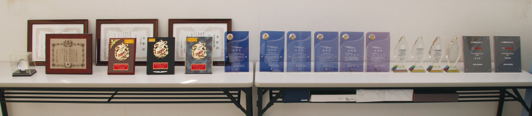 In front of the our cafeteria, several customer commendations received in recognition of our good suppler track record are on display, which has increased employee motivation.