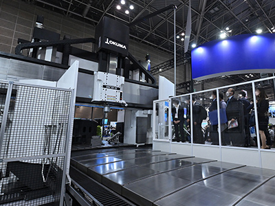 自動車金型の実演を実施した門形マシニングセンタ「MCR-S」