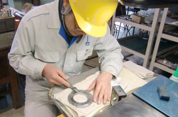 キサゲ作業による動圧スラスト軸受の仕上げ