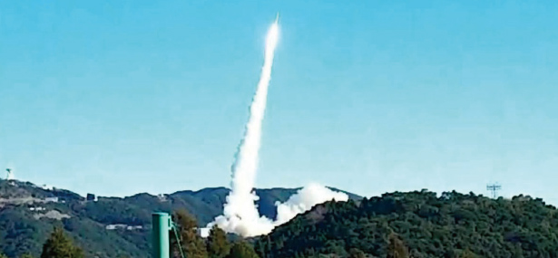2019年1月28日、鹿児島県内之浦から7基の衛星を搭載した JAXA「イプシロンロケット4号機」が打ち上げられ、山口社長もサプライヤーの一員として立ち合った。(撮影:山口社長)