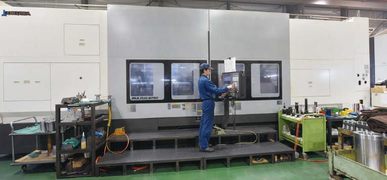 工場の中で圧倒的な存在感を放つインテリジェント複合加工機「MULTUS B750」。長さ3,000~4,000mmのワークの加工では、「加工ナビ」の活用が欠かせない。