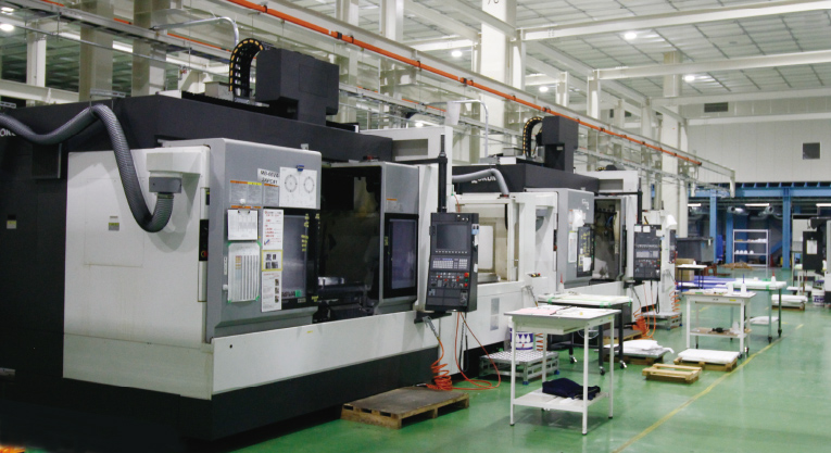 立形マシニングセンタ「MB-V」、5軸制御立形マシニングセンタ「MU-V」、インテリジェント複合加工機「MULTUS B」などオークマの新鋭機で構成された24時間稼働の量産ライン(出水事業所)。